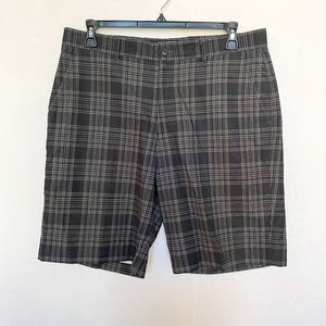 KIRKLAND SIGNATURE Mens Size 36 Golf Flat Front Shorts Black Gray White Plaid